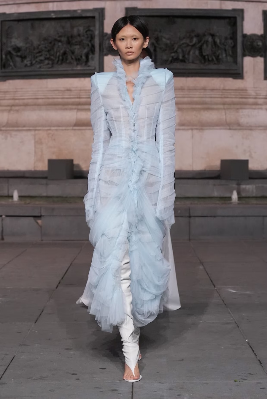 Schwangere Models und unheimliche Looks: Matières Fécales sorgt mit provokanter Show in Paris für Aufsehen