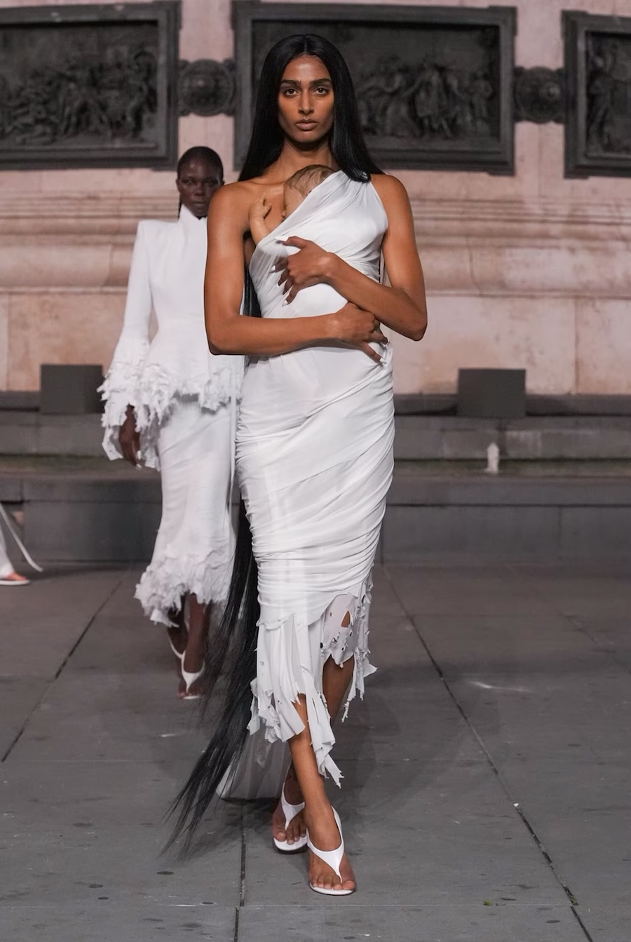 Schwangere Models und unheimliche Looks: Matières Fécales sorgt mit provokanter Show in Paris für Aufsehen