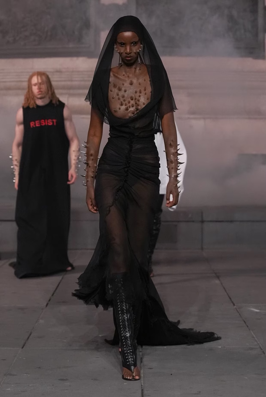 Schwangere Models und unheimliche Looks: Matières Fécales sorgt mit provokanter Show in Paris für Aufsehen