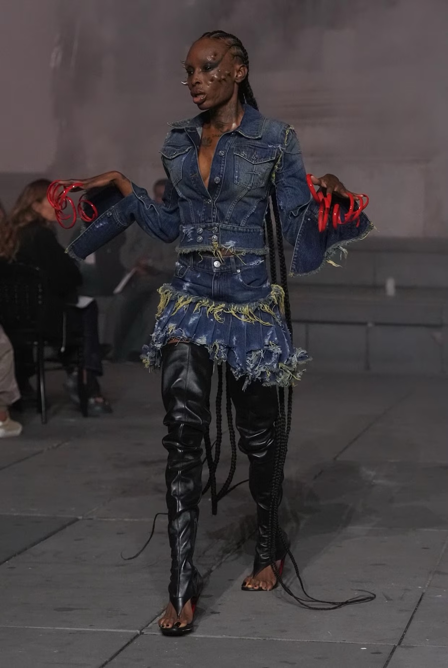 Schwangere Models und unheimliche Looks: Matières Fécales sorgt mit provokanter Show in Paris für Aufsehen