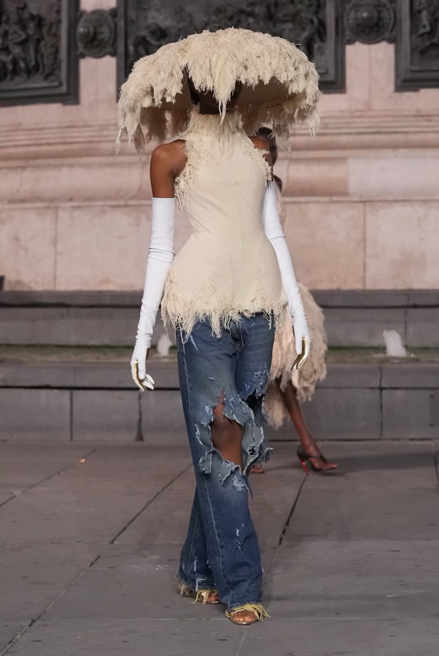 Schwangere Models und unheimliche Looks: Matières Fécales sorgt mit provokanter Show in Paris für Aufsehen