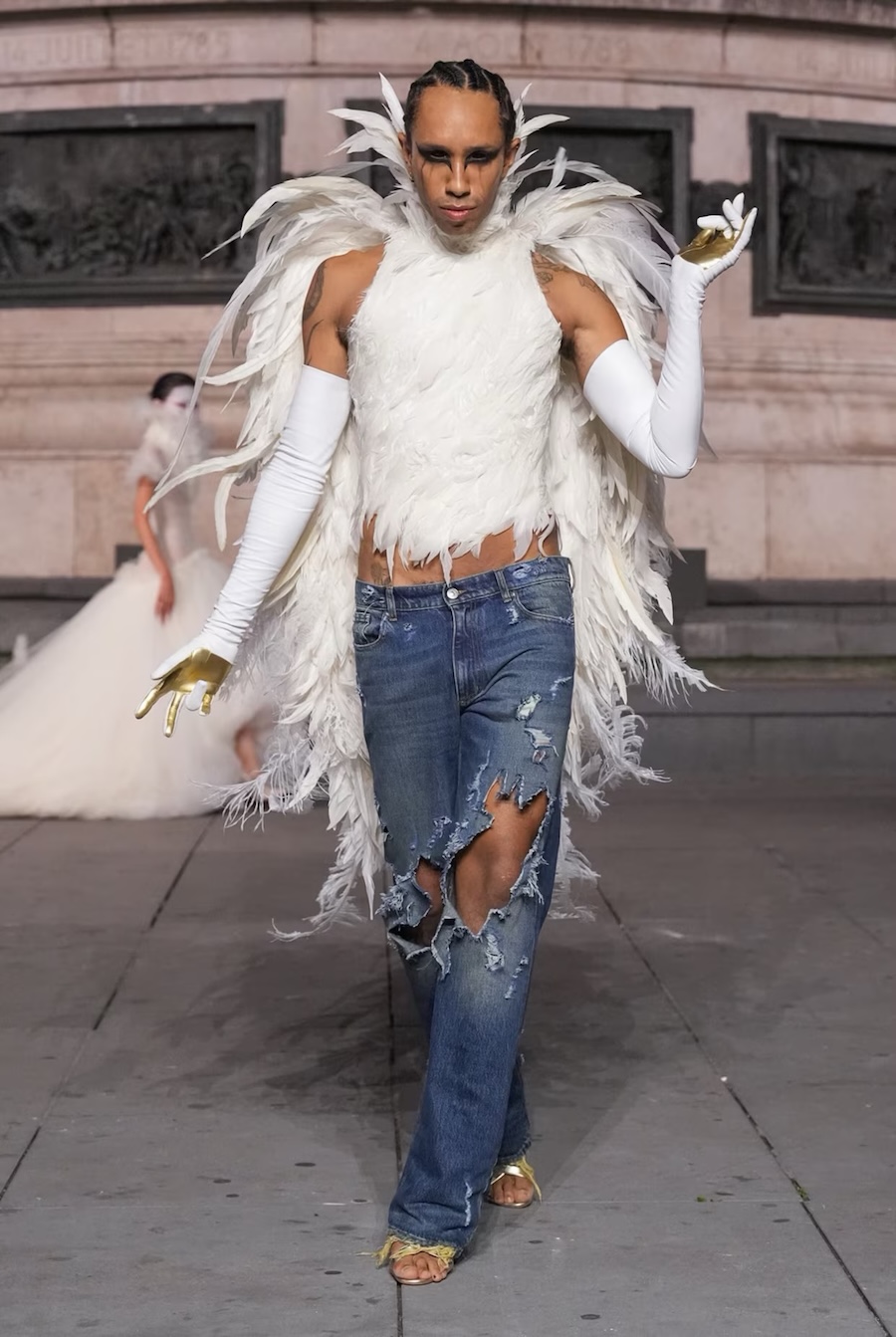Schwangere Models und unheimliche Looks: Matières Fécales sorgt mit provokanter Show in Paris für Aufsehen
