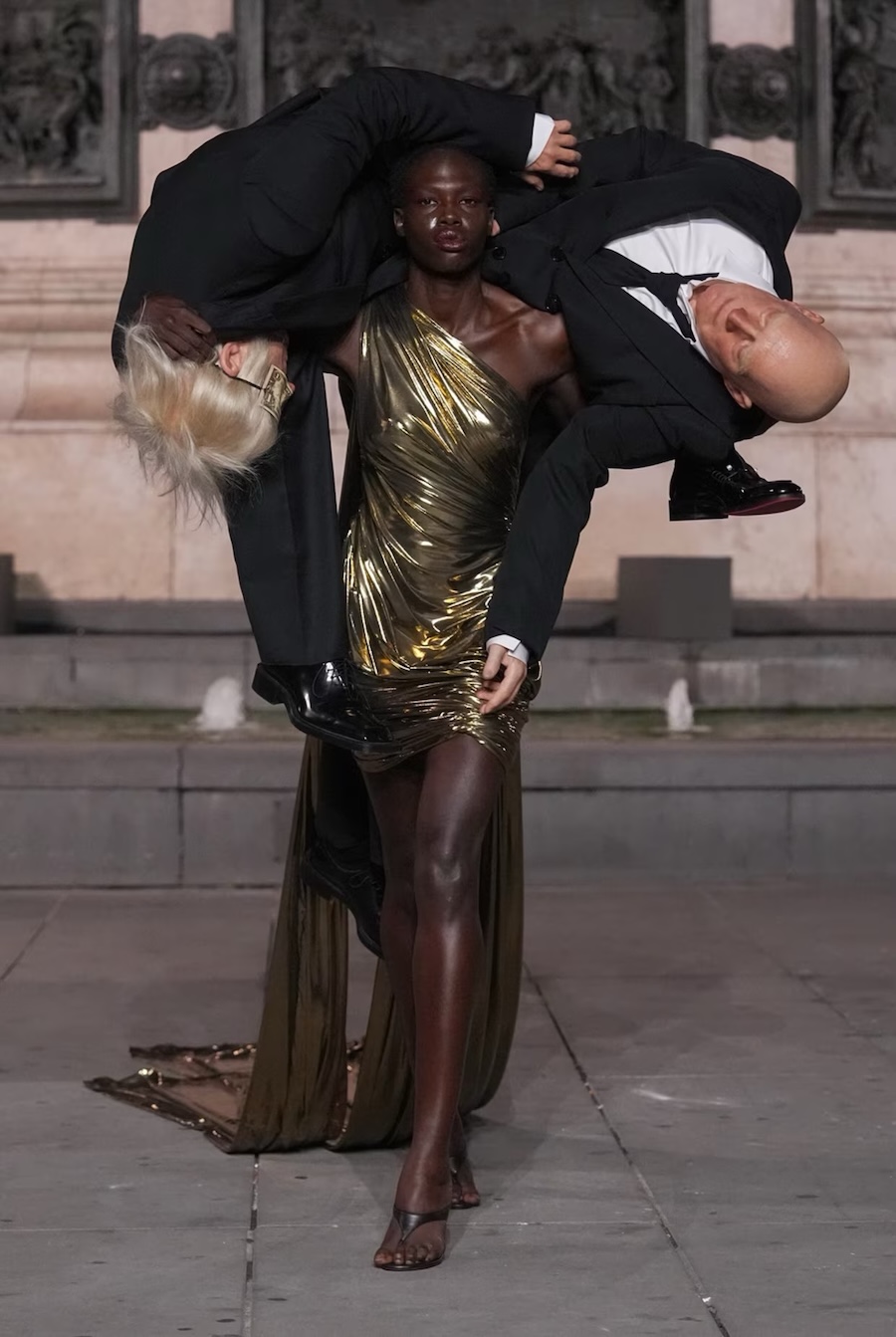 Schwangere Models und unheimliche Looks: Matières Fécales sorgt mit provokanter Show in Paris für Aufsehen