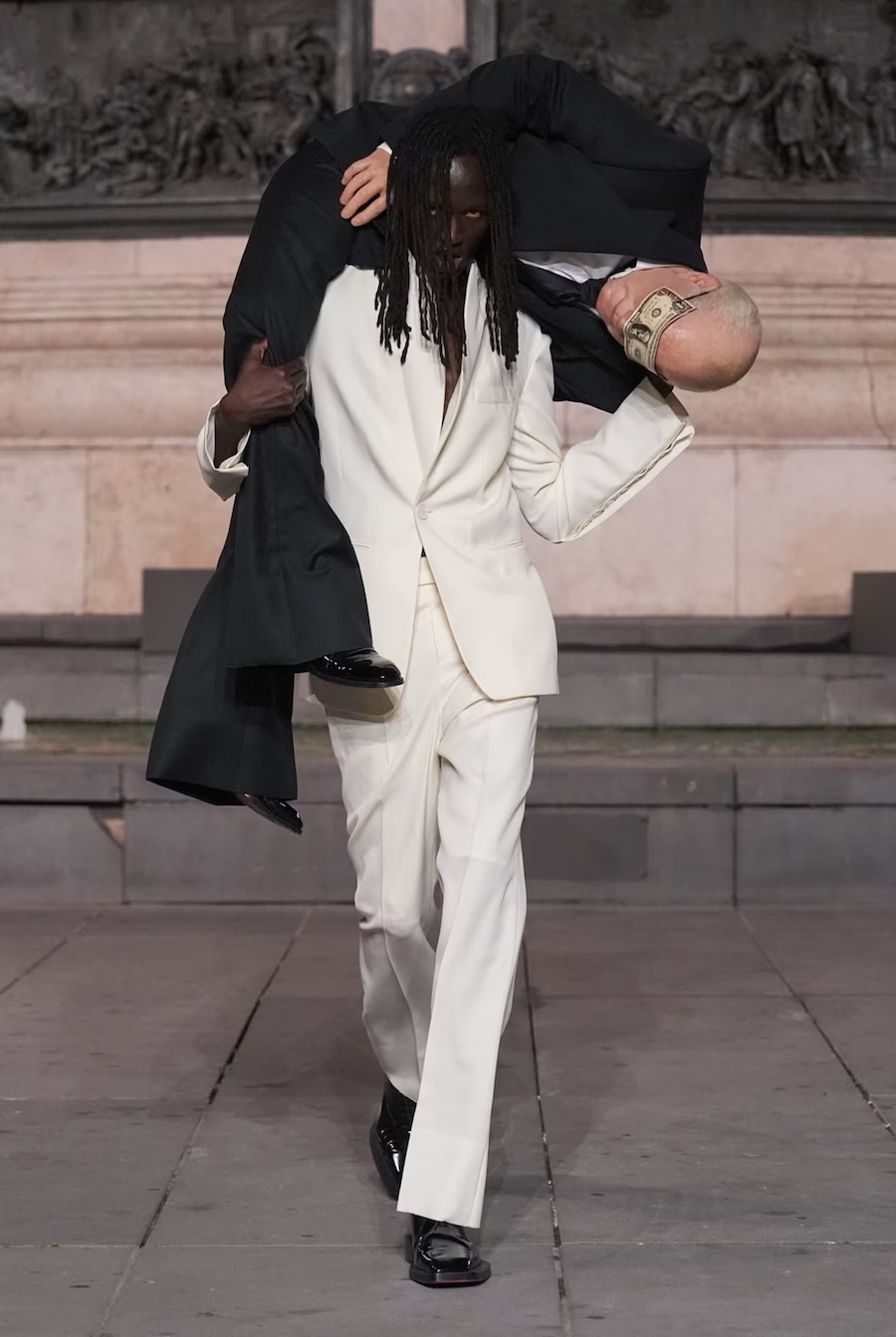 Schwangere Models und unheimliche Looks: Matières Fécales sorgt mit provokanter Show in Paris für Aufsehen