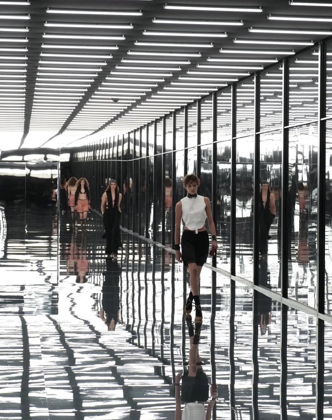 Spiegellabyrinth und sinnliche Looks: So lief die Fendi-Show in Milano