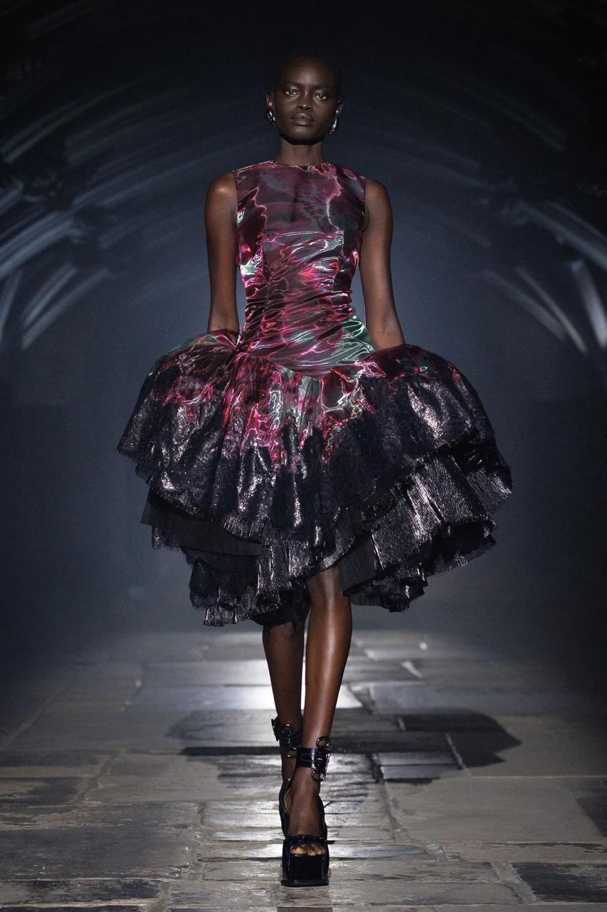 Engel und Gothic-Motive: McQueen zeigt die dunkle Seite der Mode