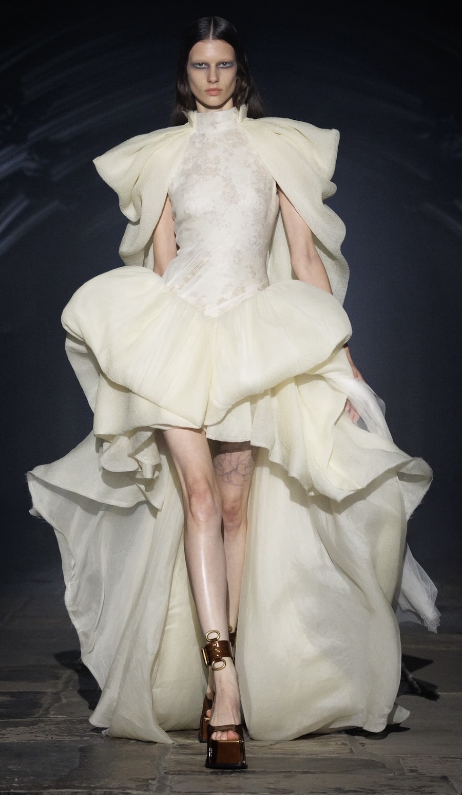 Engel und Gothic-Motive: McQueen zeigt die dunkle Seite der Mode