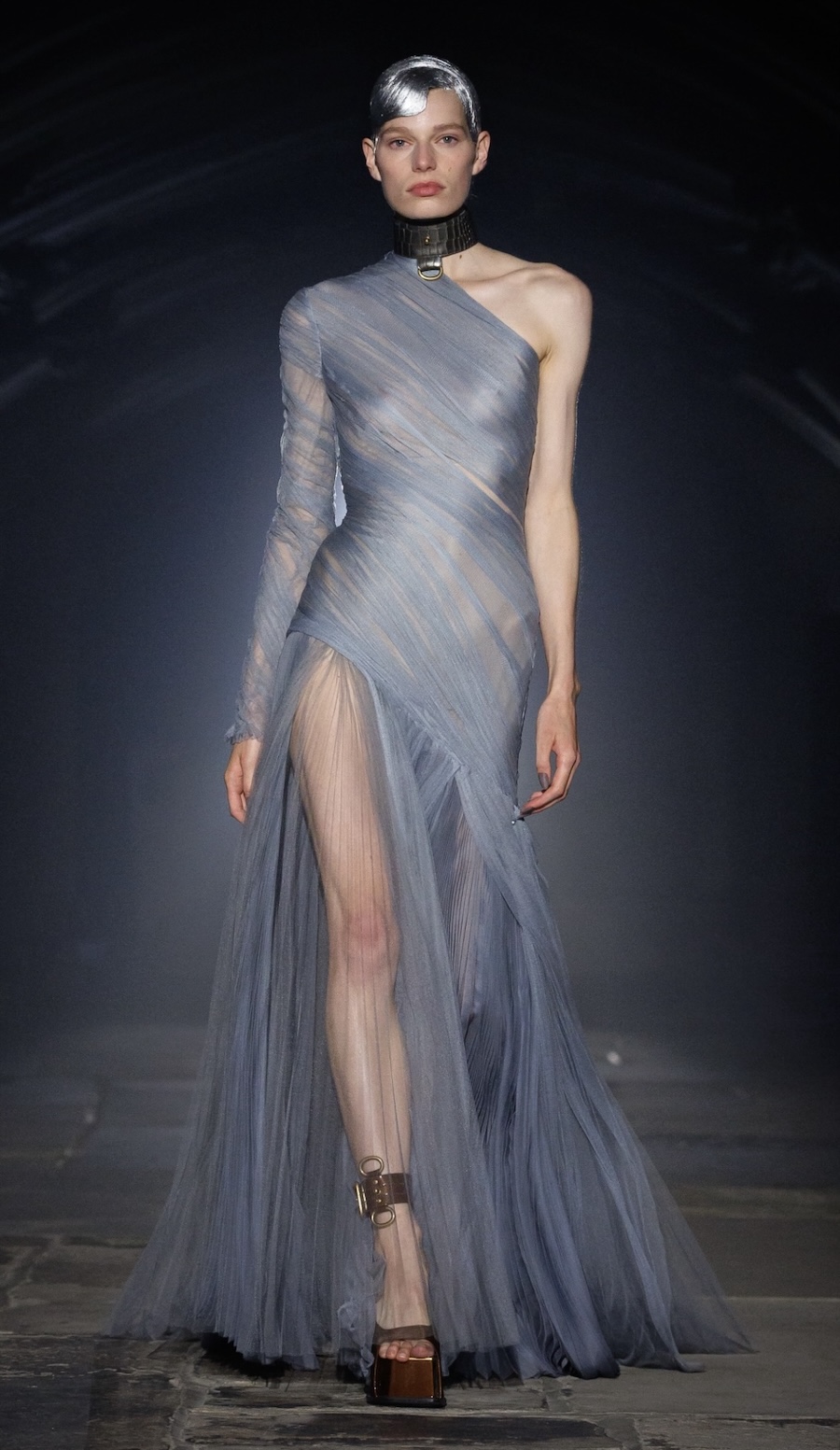 Engel und Gothic-Motive: McQueen zeigt die dunkle Seite der Mode
