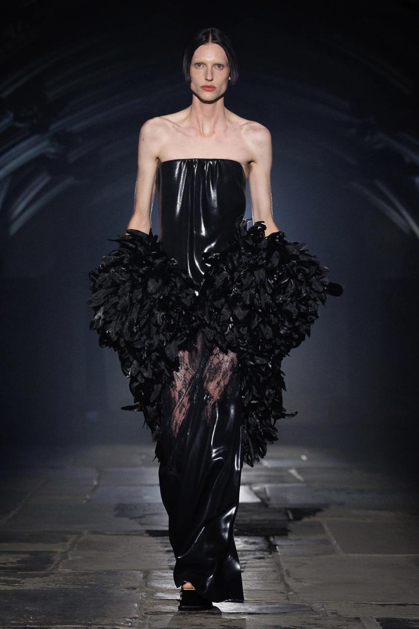 Engel und Gothic-Motive: McQueen zeigt die dunkle Seite der Mode
