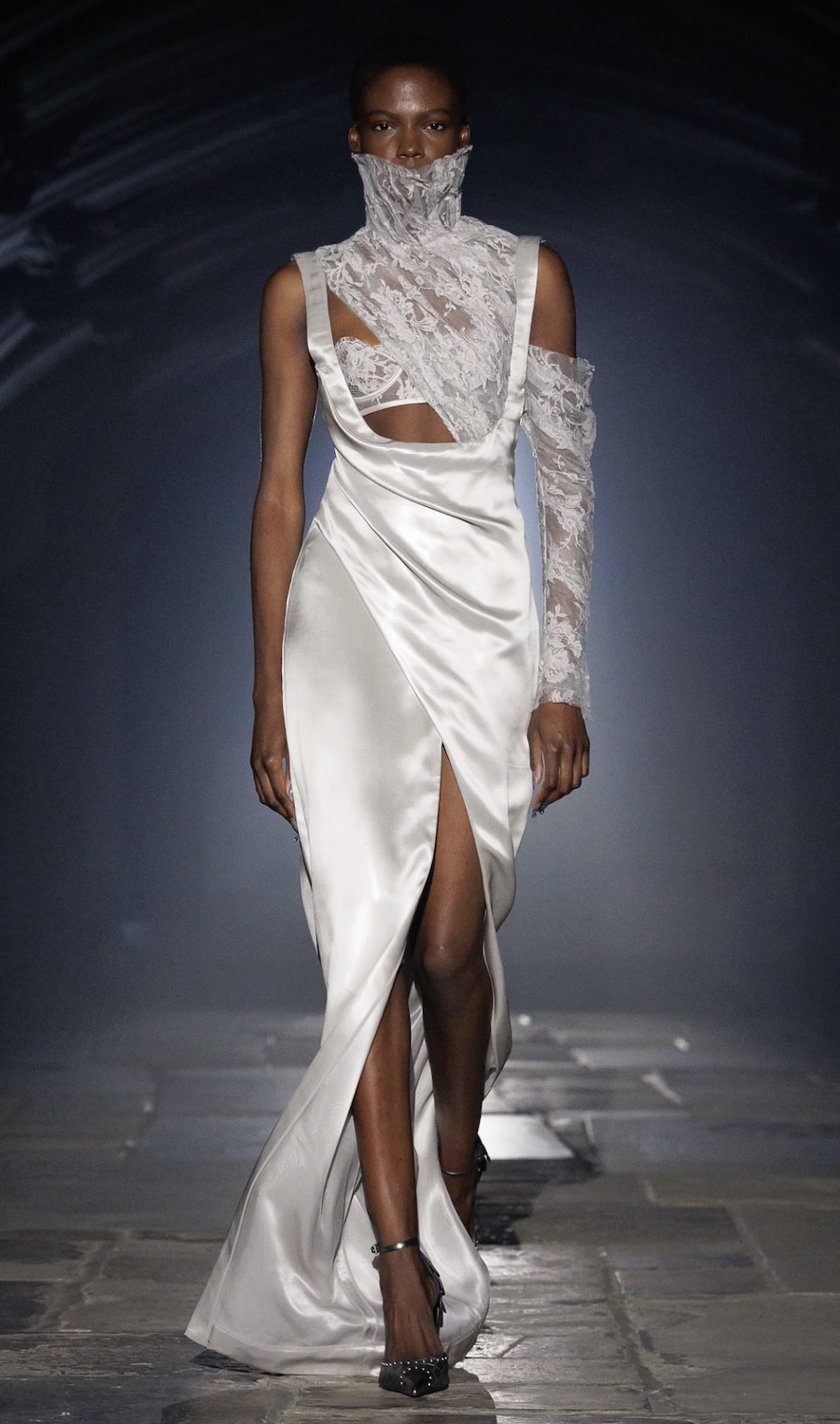 Engel und Gothic-Motive: McQueen zeigt die dunkle Seite der Mode