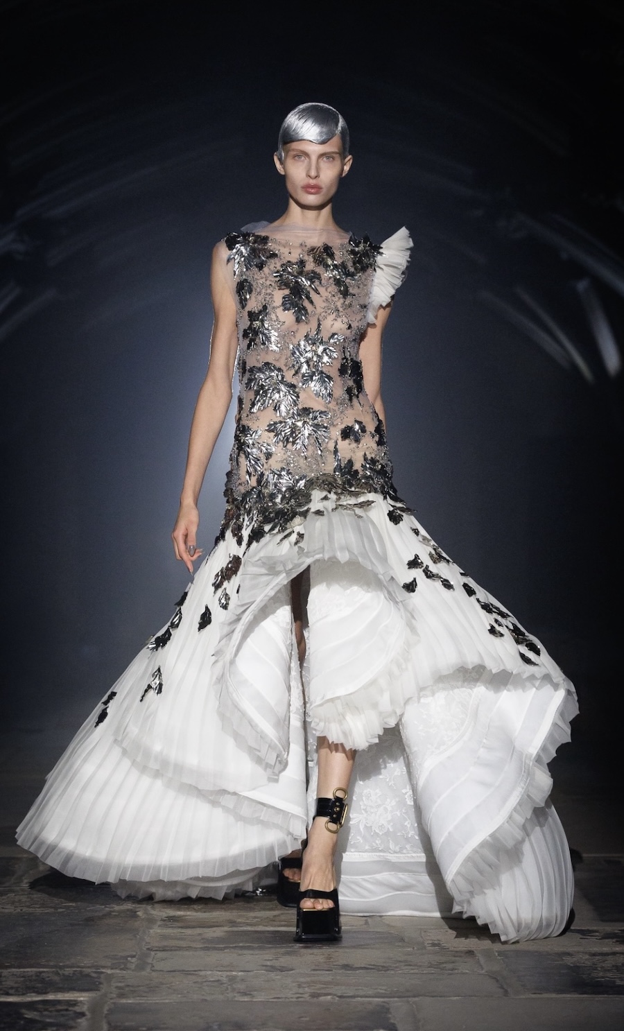 Engel und Gothic-Motive: McQueen zeigt die dunkle Seite der Mode