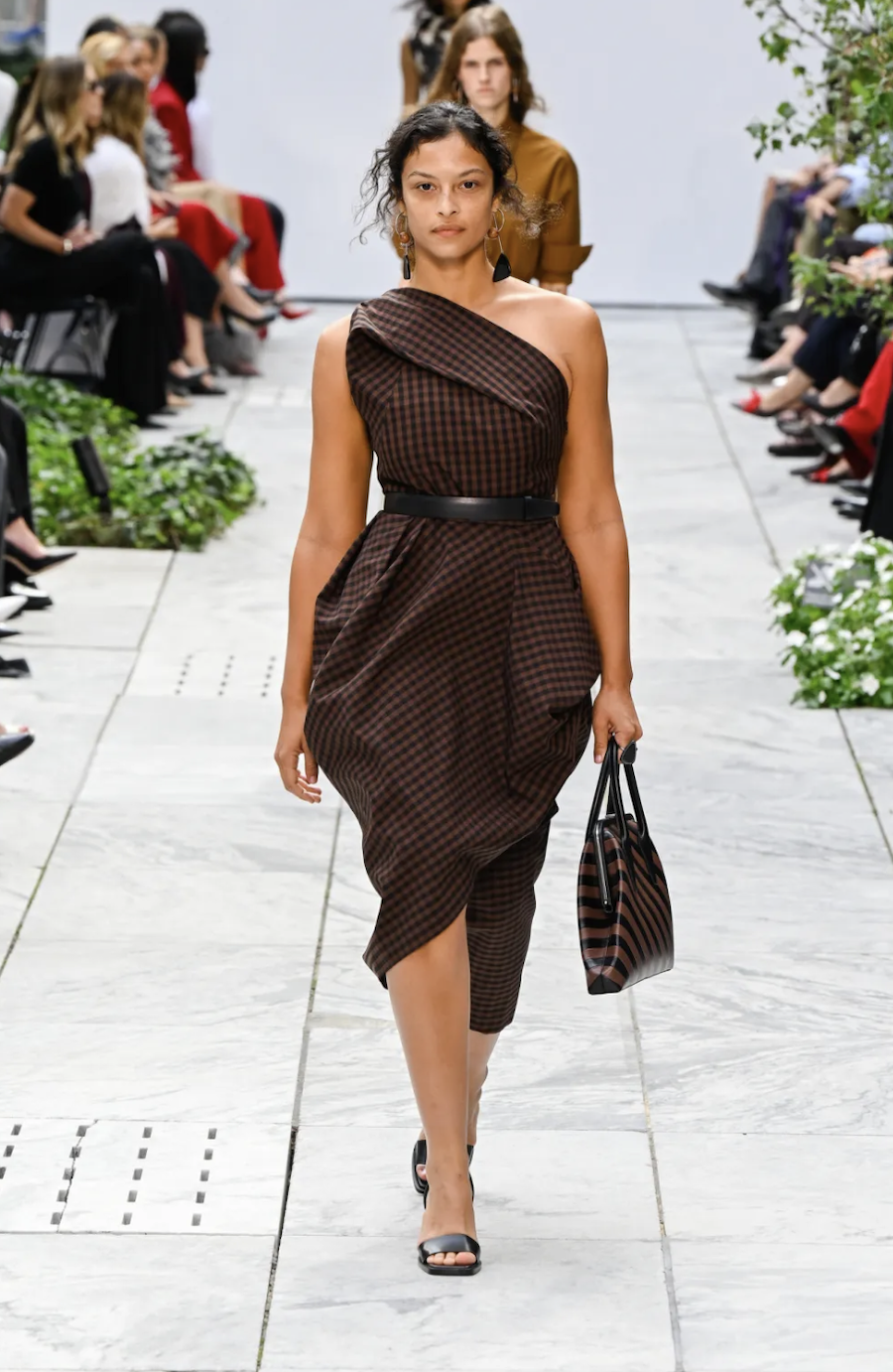 Michael Kors pr&auml;sentiert eine neue Interpretation des Streifenmusters bei der New York Fashion Week