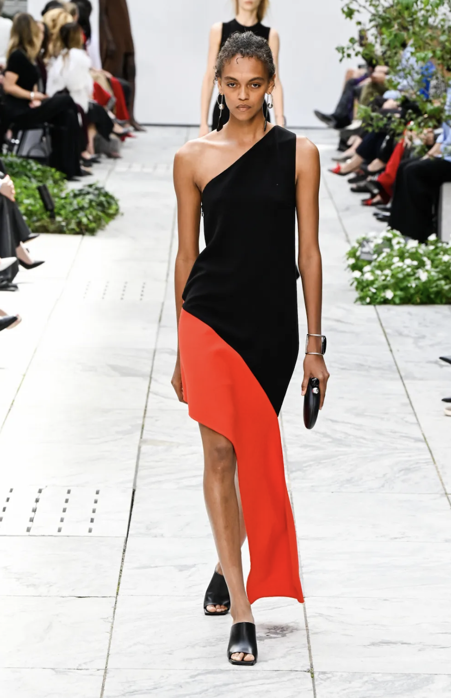 Michael Kors pr&auml;sentiert eine neue Interpretation des Streifenmusters bei der New York Fashion Week