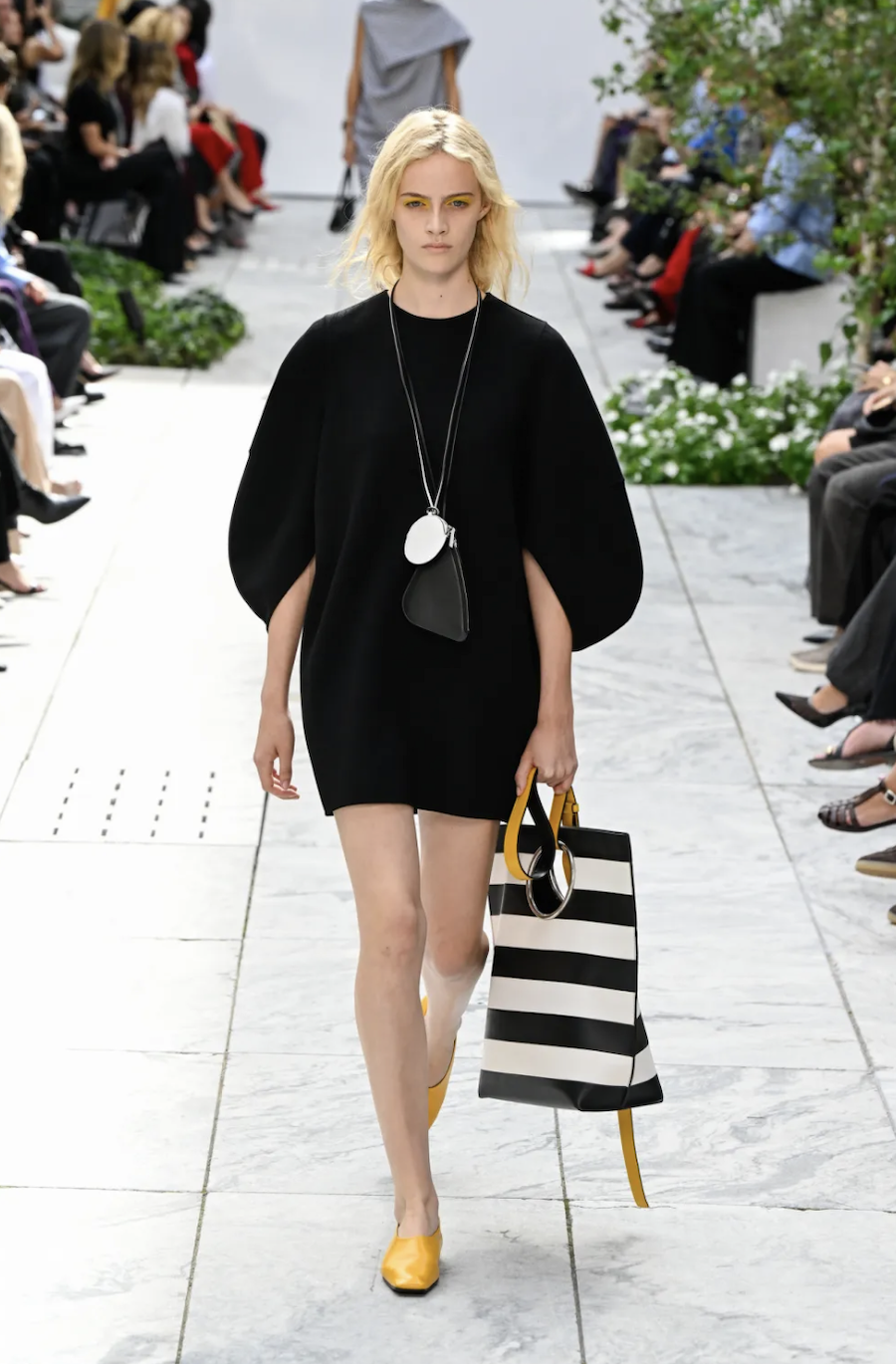 Michael Kors pr&auml;sentiert eine neue Interpretation des Streifenmusters bei der New York Fashion Week