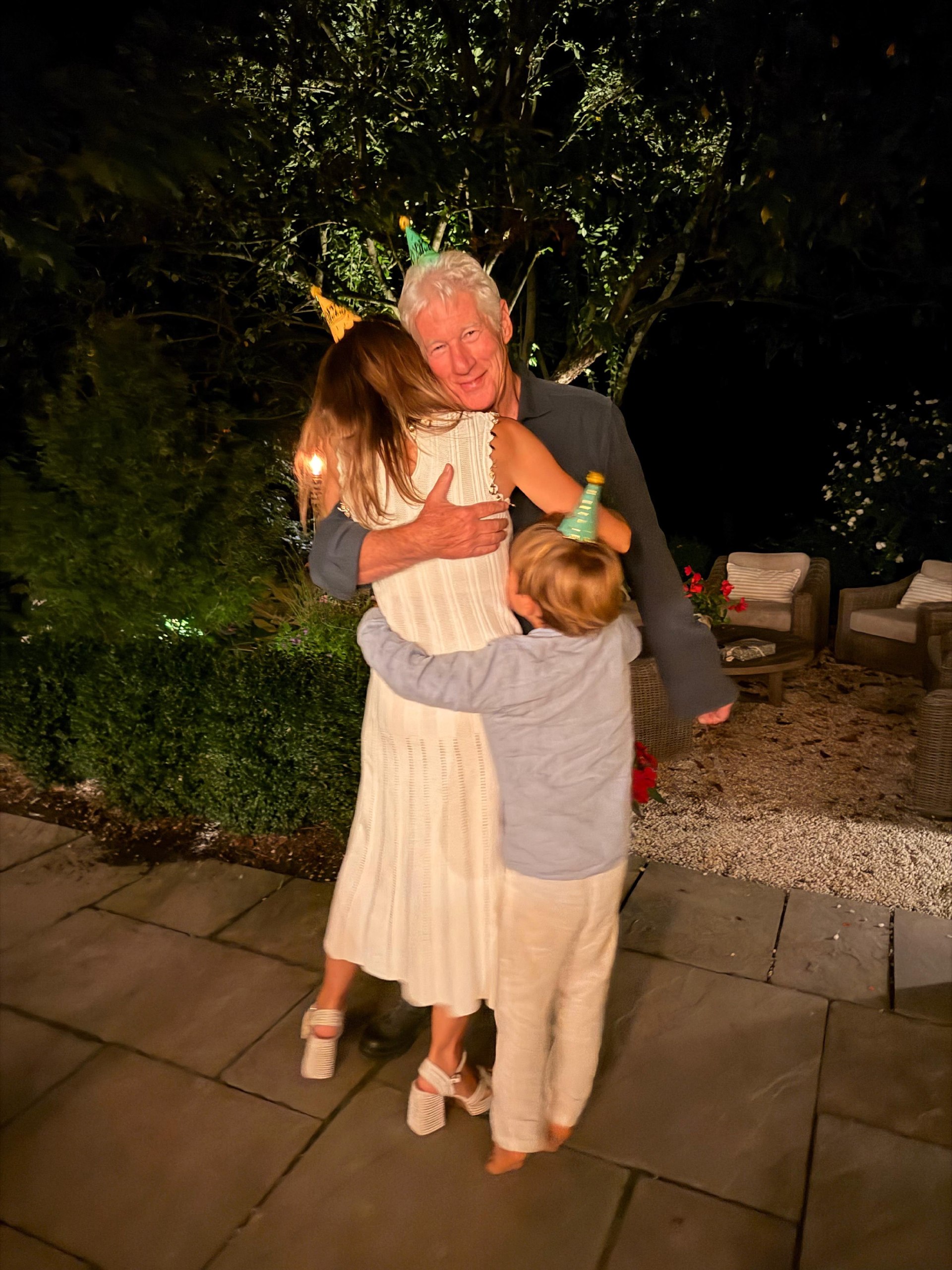 Tanzen und Partyhüte: Richard Gere feierte seinen 77. Geburtstag