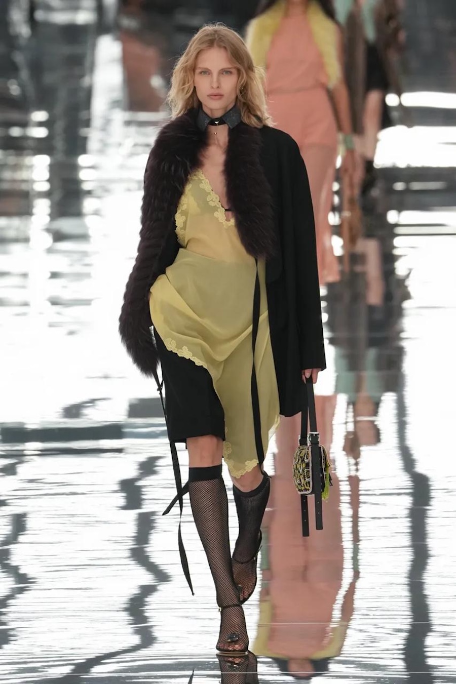 Spiegellabyrinth und sinnliche Looks: So lief die Fendi-Show in Milano