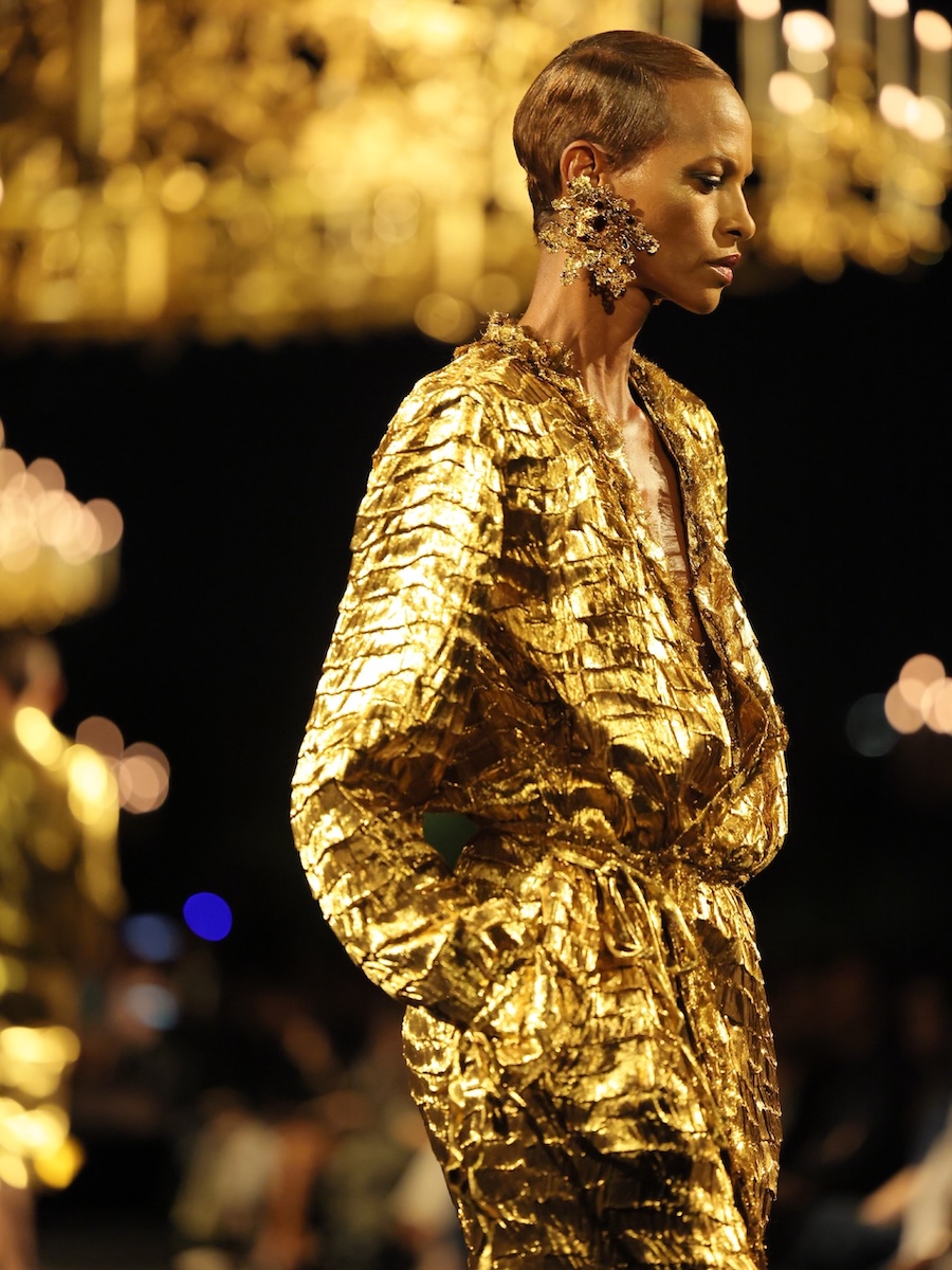 Strahlende Looks und eine symbolische Schlüsselübergabe: Anthony Vaccarello präsentiert die neue Saint-Laurent-Kollektion