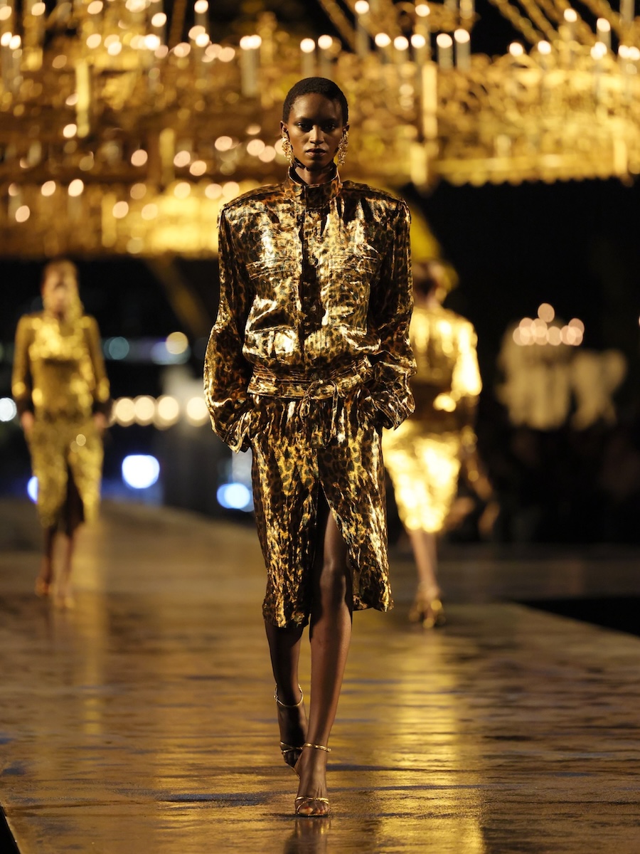 Strahlende Looks und eine symbolische Schlüsselübergabe: Anthony Vaccarello präsentiert die neue Saint-Laurent-Kollektion
