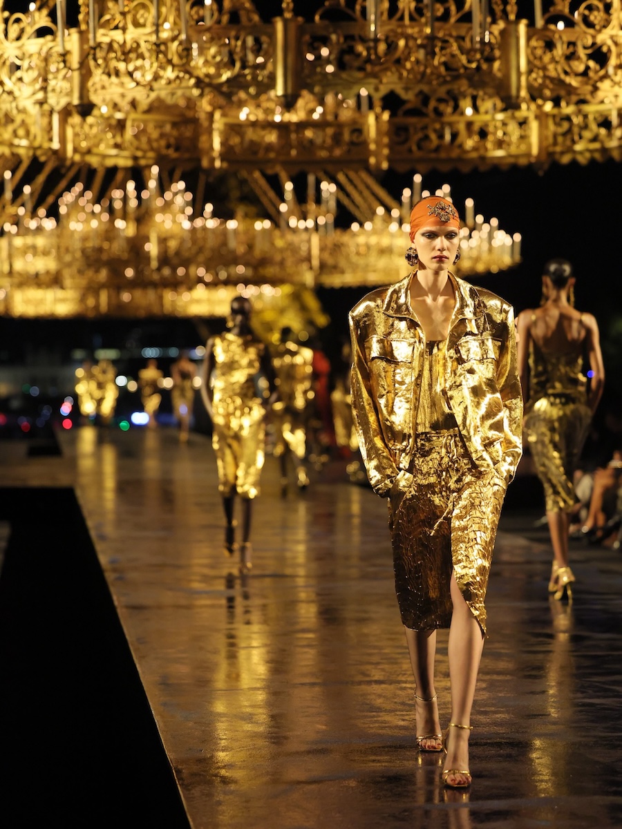 Strahlende Looks und eine symbolische Schlüsselübergabe: Anthony Vaccarello präsentiert die neue Saint-Laurent-Kollektion
