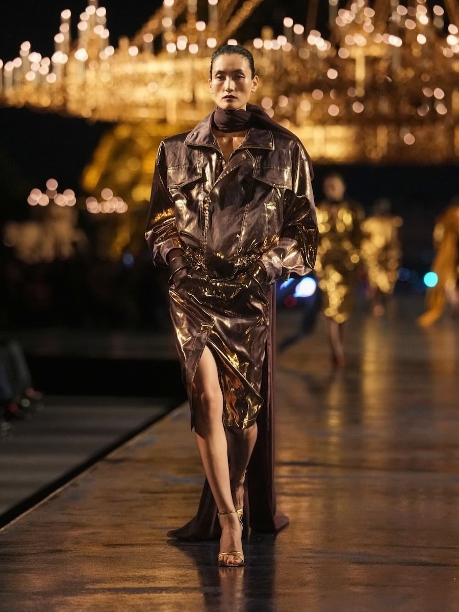 Strahlende Looks und eine symbolische Schlüsselübergabe: Anthony Vaccarello präsentiert die neue Saint-Laurent-Kollektion