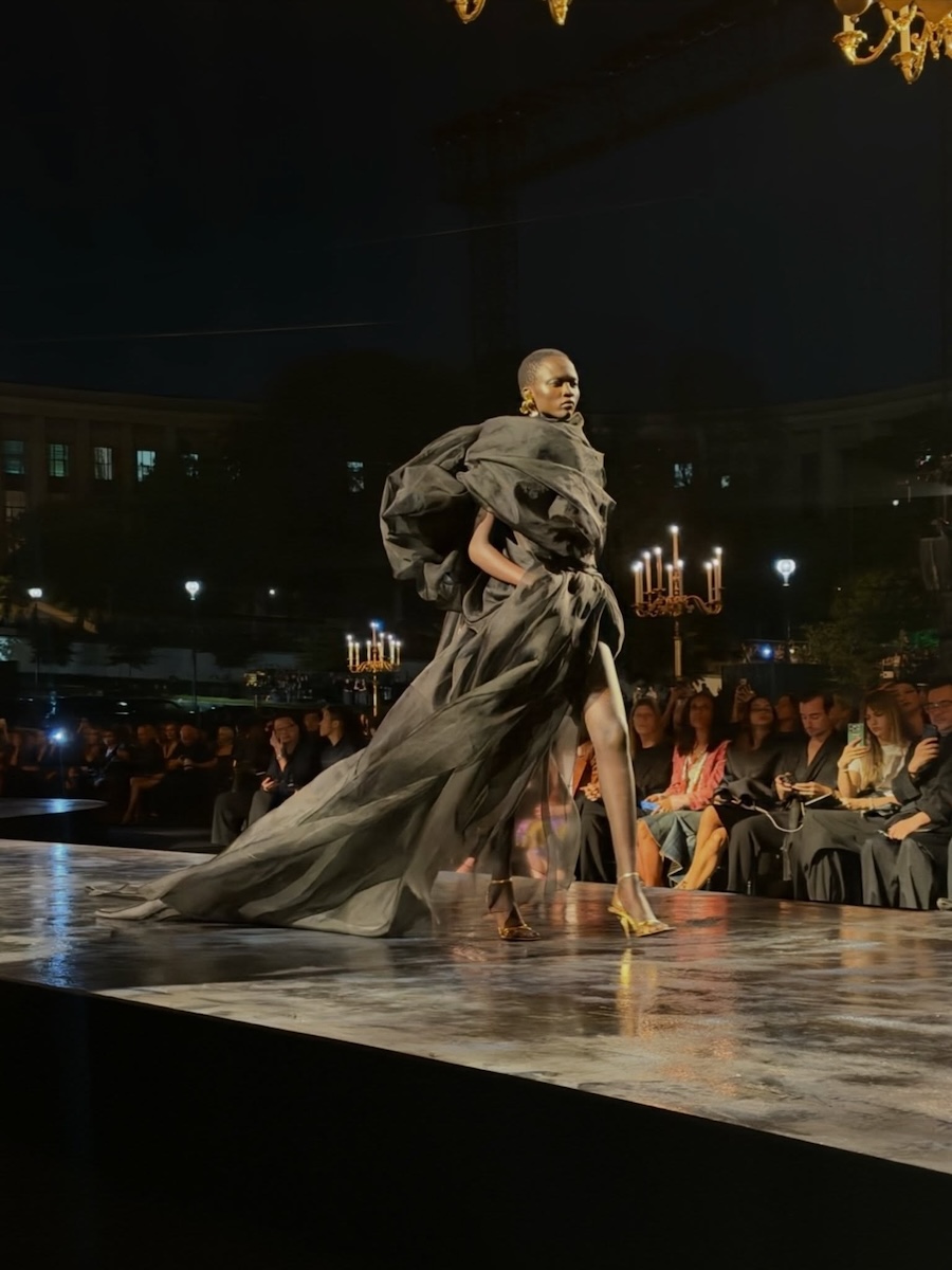 Strahlende Looks und eine symbolische Schlüsselübergabe: Anthony Vaccarello präsentiert die neue Saint-Laurent-Kollektion