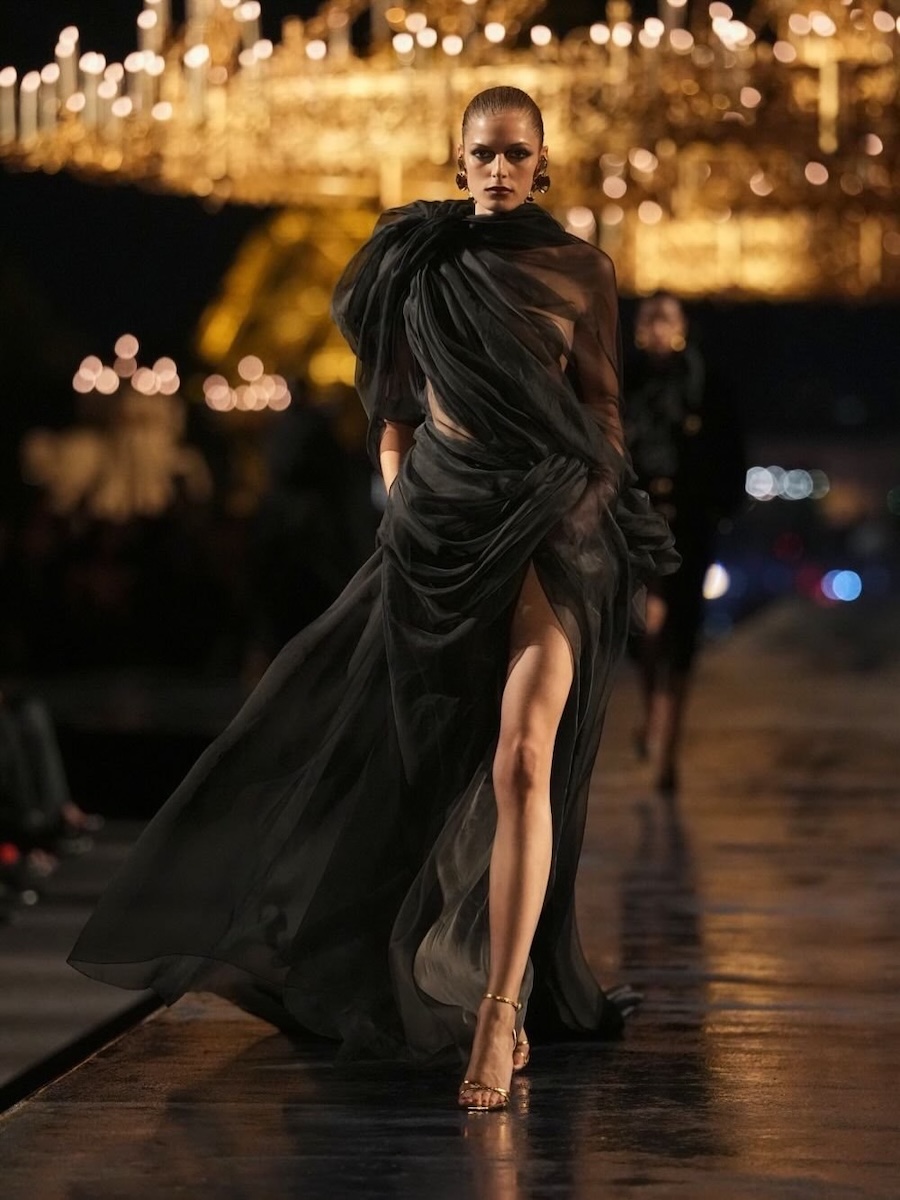 Strahlende Looks und eine symbolische Schlüsselübergabe: Anthony Vaccarello präsentiert die neue Saint-Laurent-Kollektion