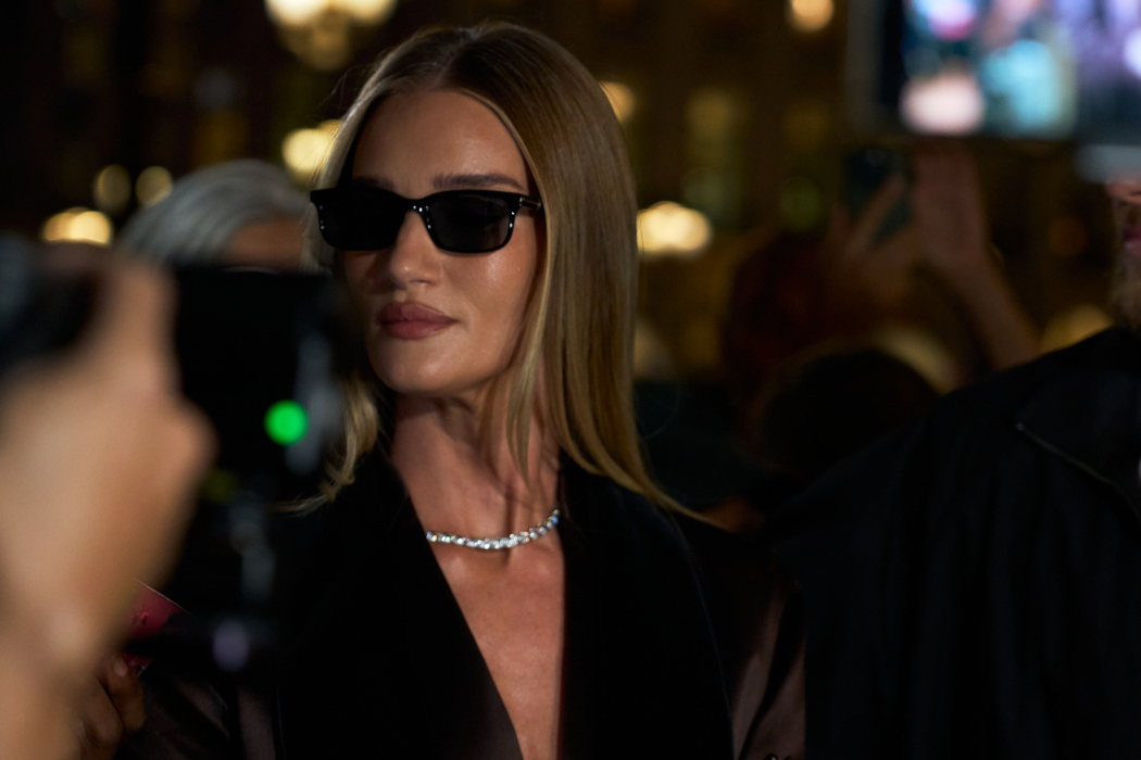 Street Style PFW SS’27: Auffällige Looks der Gäste vor der Tom-Ford-Show