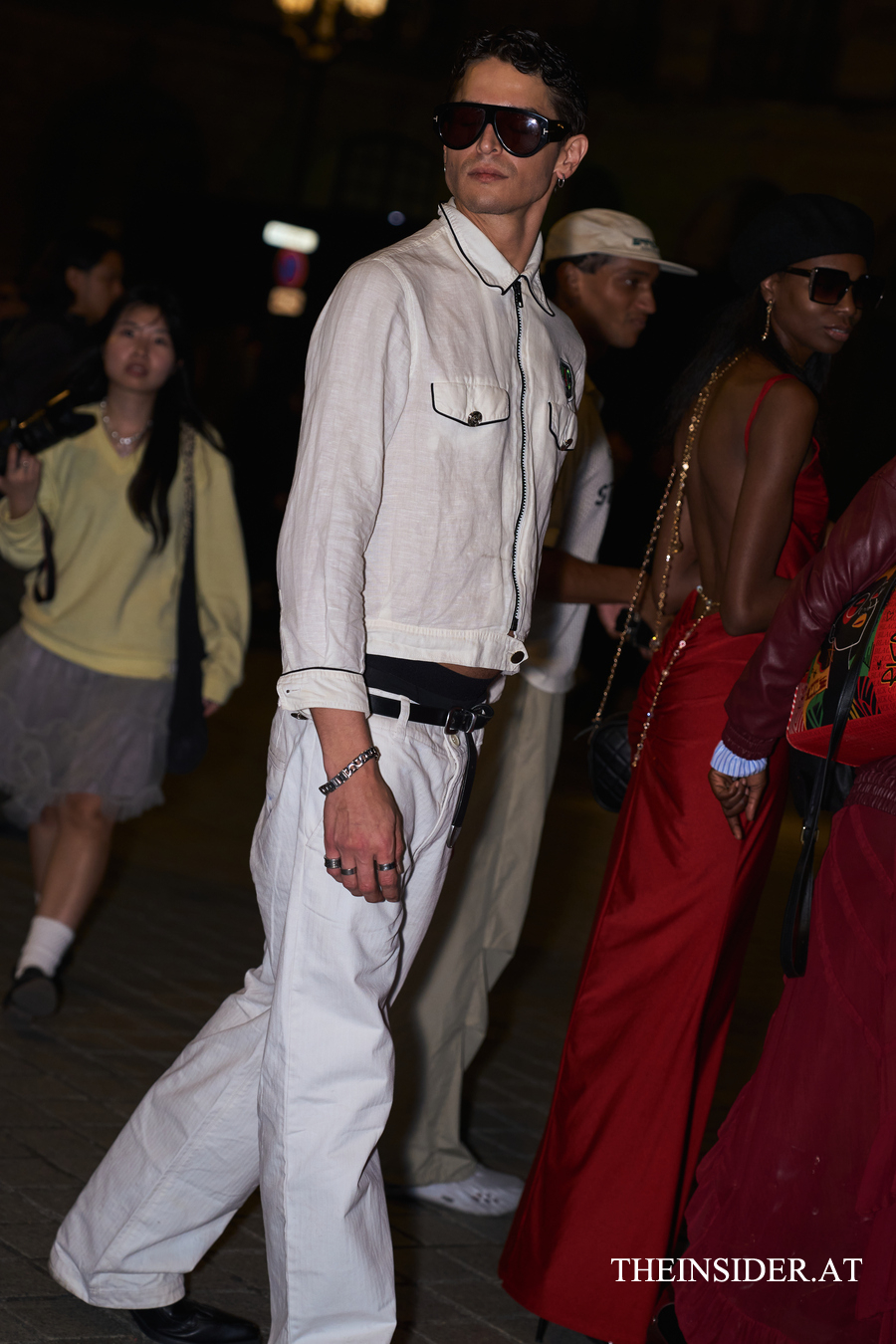 Street Style PFW SS’27: Auffällige Looks der Gäste vor der Tom-Ford-Show