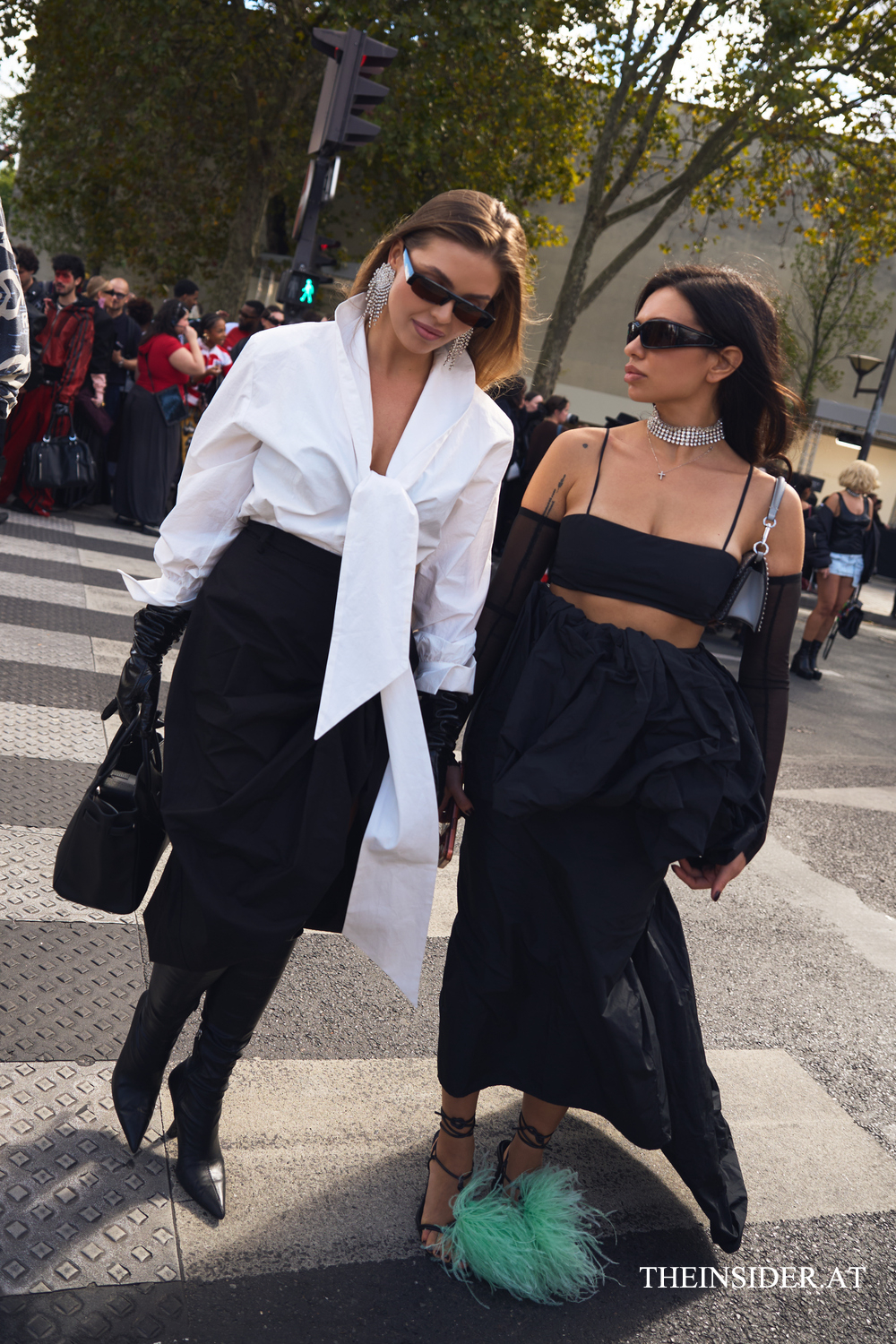 Street Style PFW SS’27: Die auffälligsten Looks der Gäste bei Schiaparelli und Balenciaga