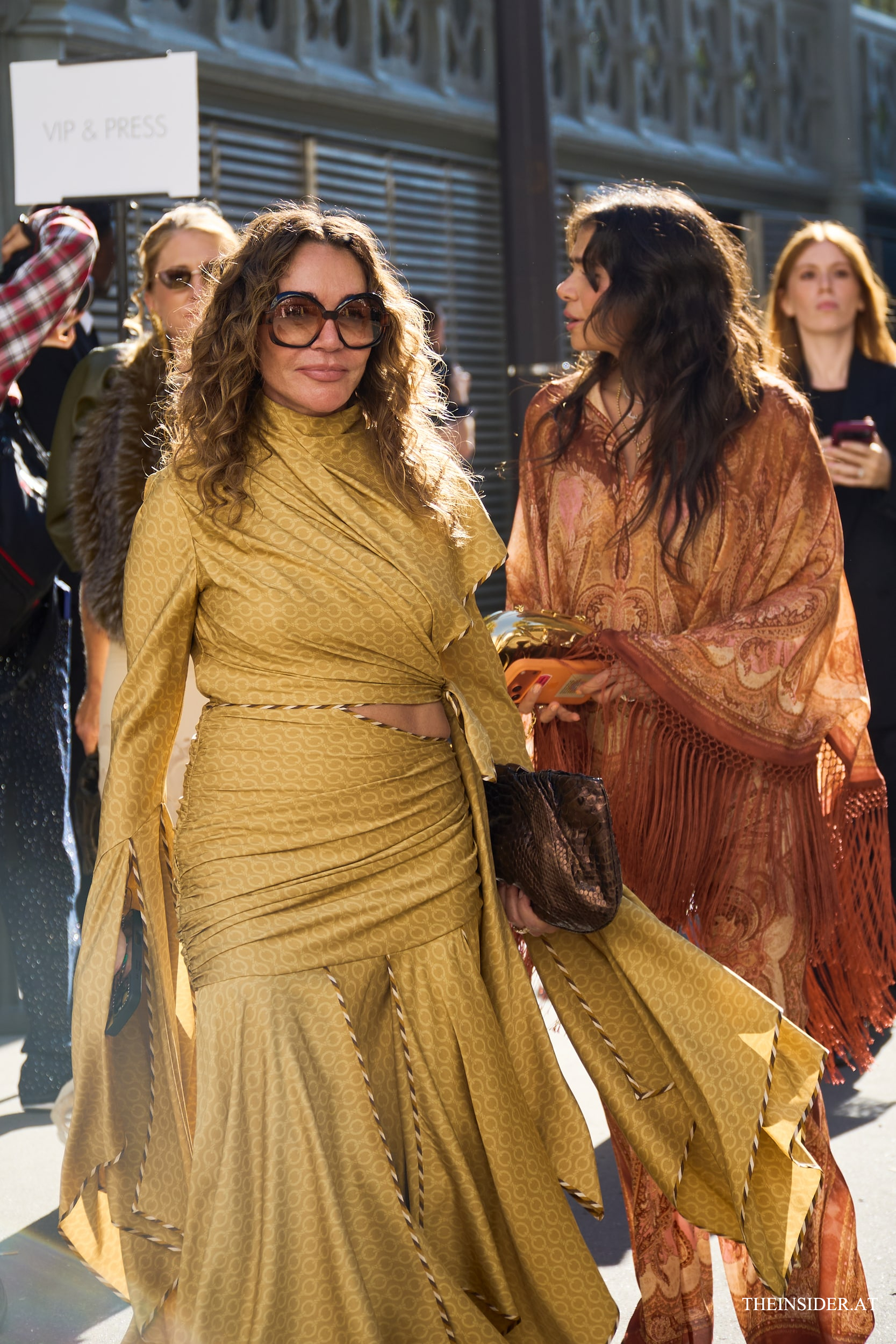 Street Style PFW SS’27: Zurückhaltende Eleganz bei den Gästen der Zimmermann Show