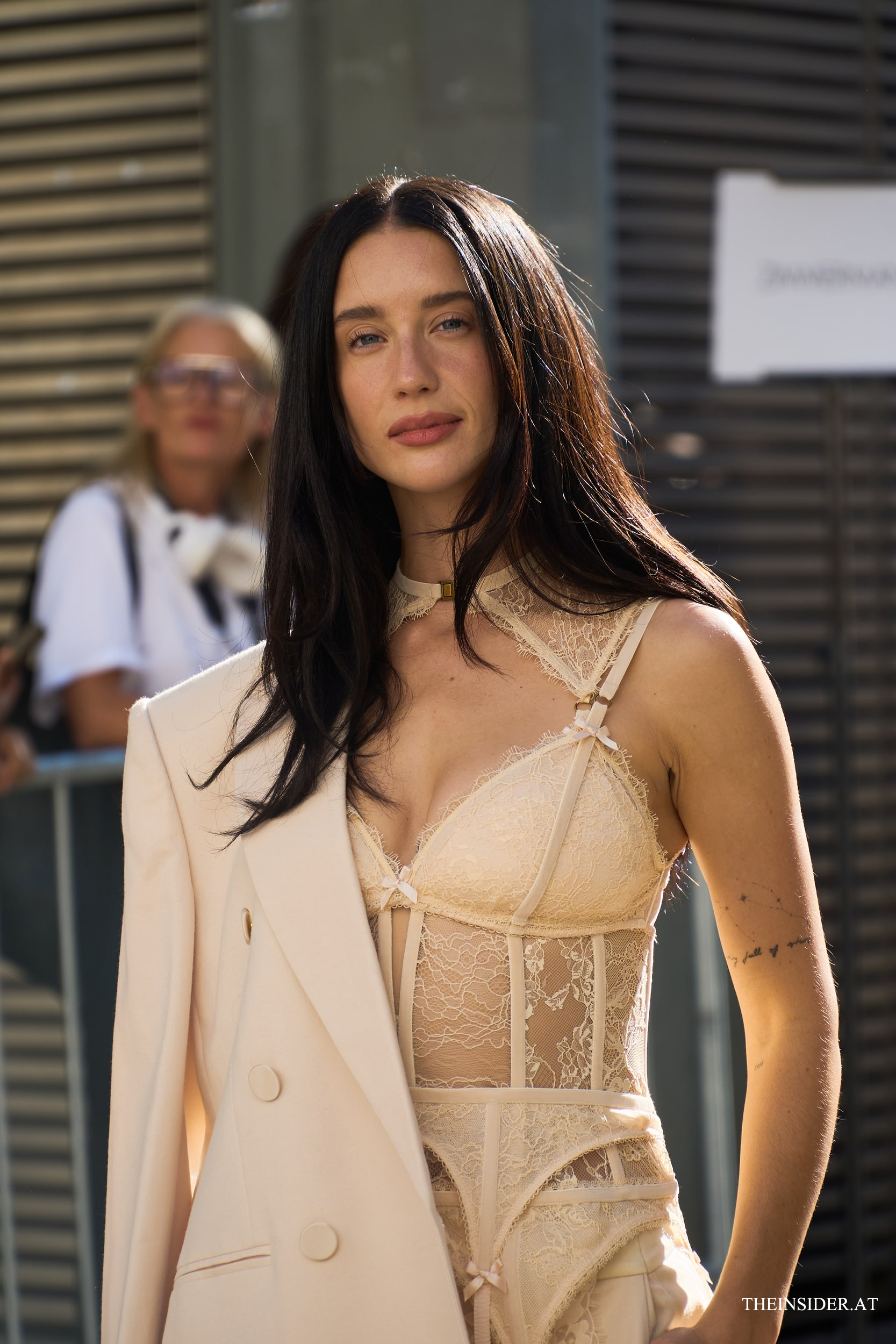 Street Style PFW SS&rsquo;27: Zur&uuml;ckhaltende Eleganz bei den G&auml;sten der Zimmermann Show