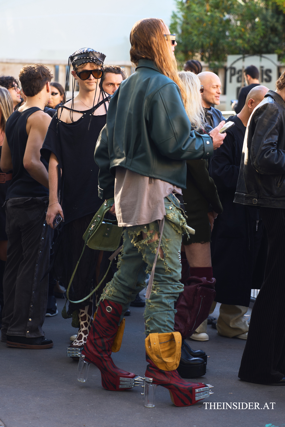 Street Style PFW SS’27: Die auffälligsten Looks der Gäste bei Schiaparelli und Balenciaga