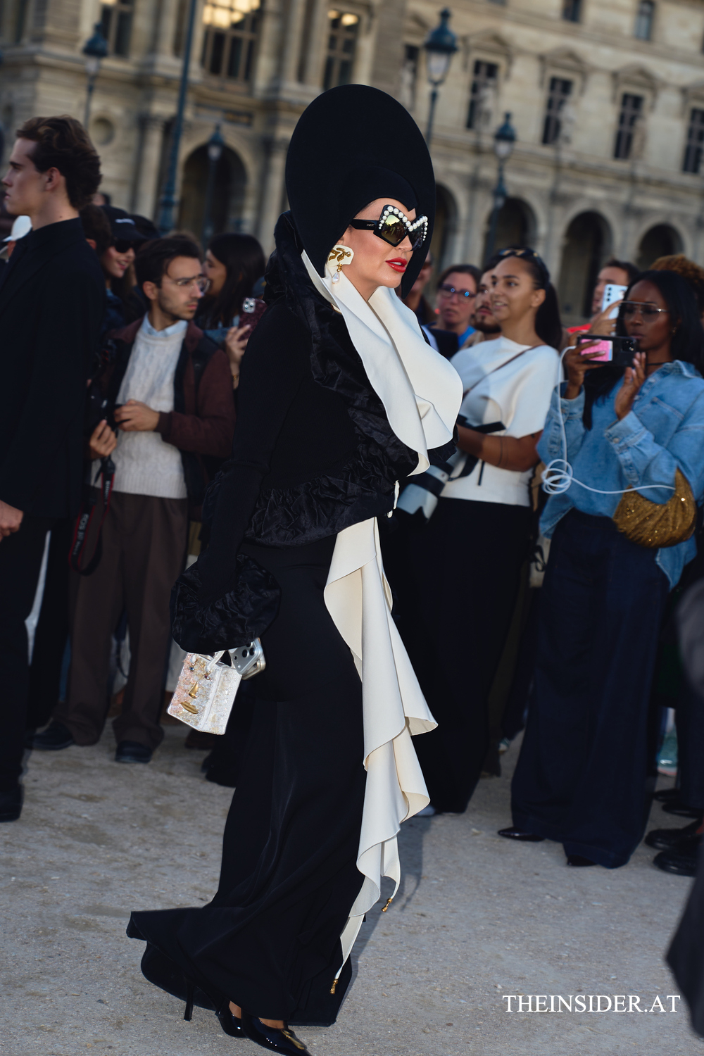 Street Style PFW SS’27: Die auffälligsten Looks der Gäste bei Schiaparelli und Balenciaga