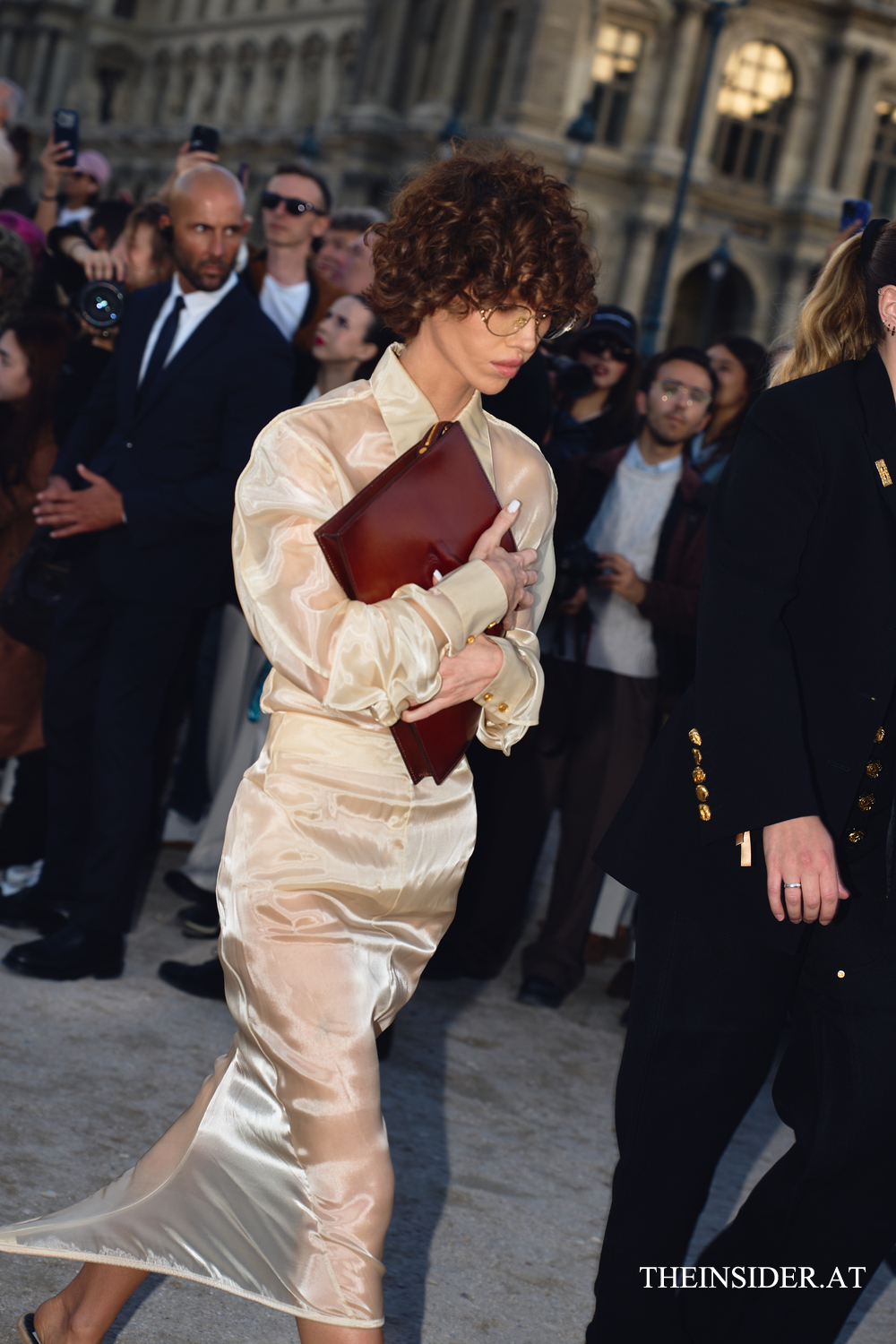 Street Style PFW SS’27: Die auffälligsten Looks der Gäste bei Schiaparelli und Balenciaga