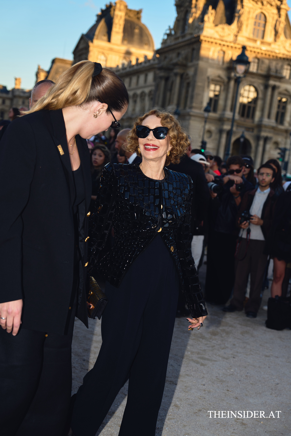 Street Style PFW SS’27: Die auffälligsten Looks der Gäste bei Schiaparelli und Balenciaga