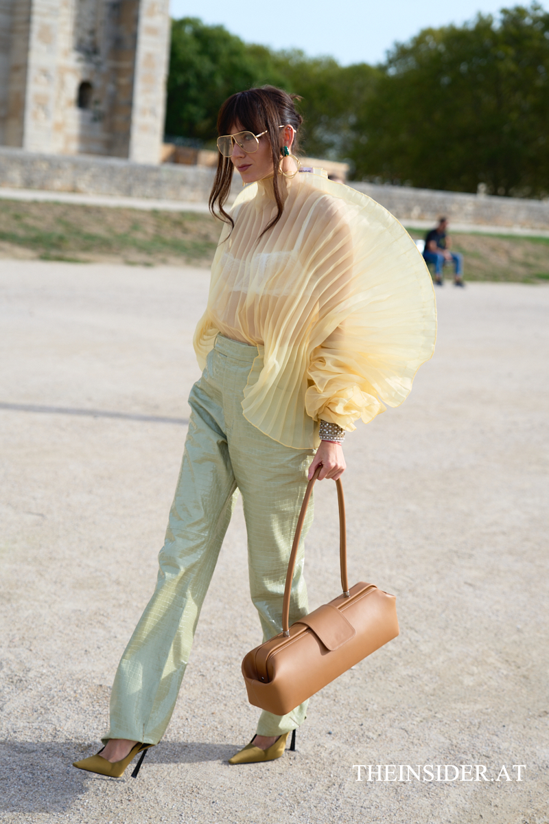 Street Style PFW SS’27: Herbstliche Looks der Gäste bei Loewe und Givenchy