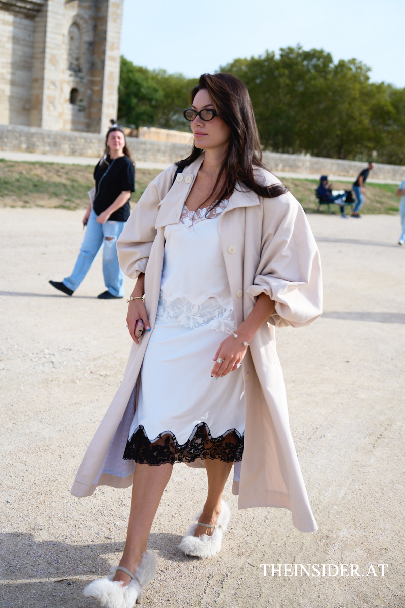 Street Style PFW SS’27: Herbstliche Looks der Gäste bei Loewe und Givenchy