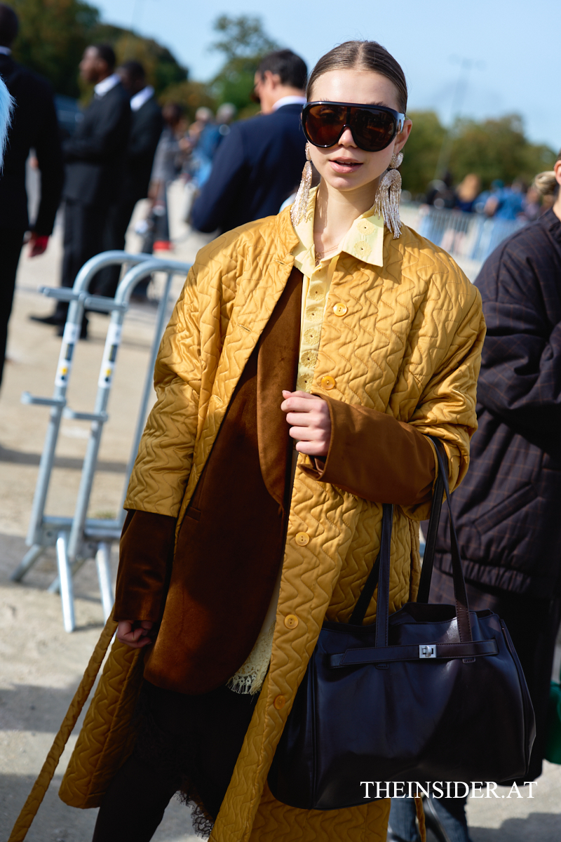 Street Style PFW SS&rsquo;27: Herbstliche Looks der G&auml;ste bei Loewe und Givenchy