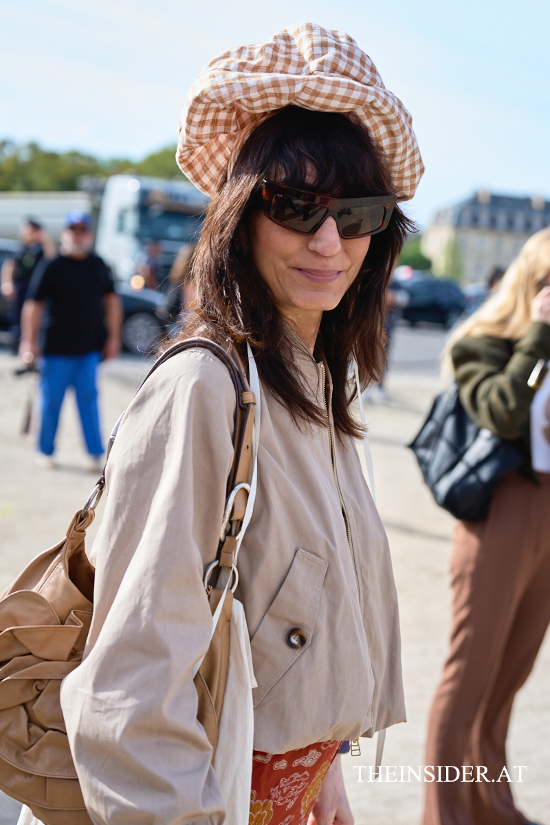 Street Style PFW SS&rsquo;27: Herbstliche Looks der G&auml;ste bei Loewe und Givenchy