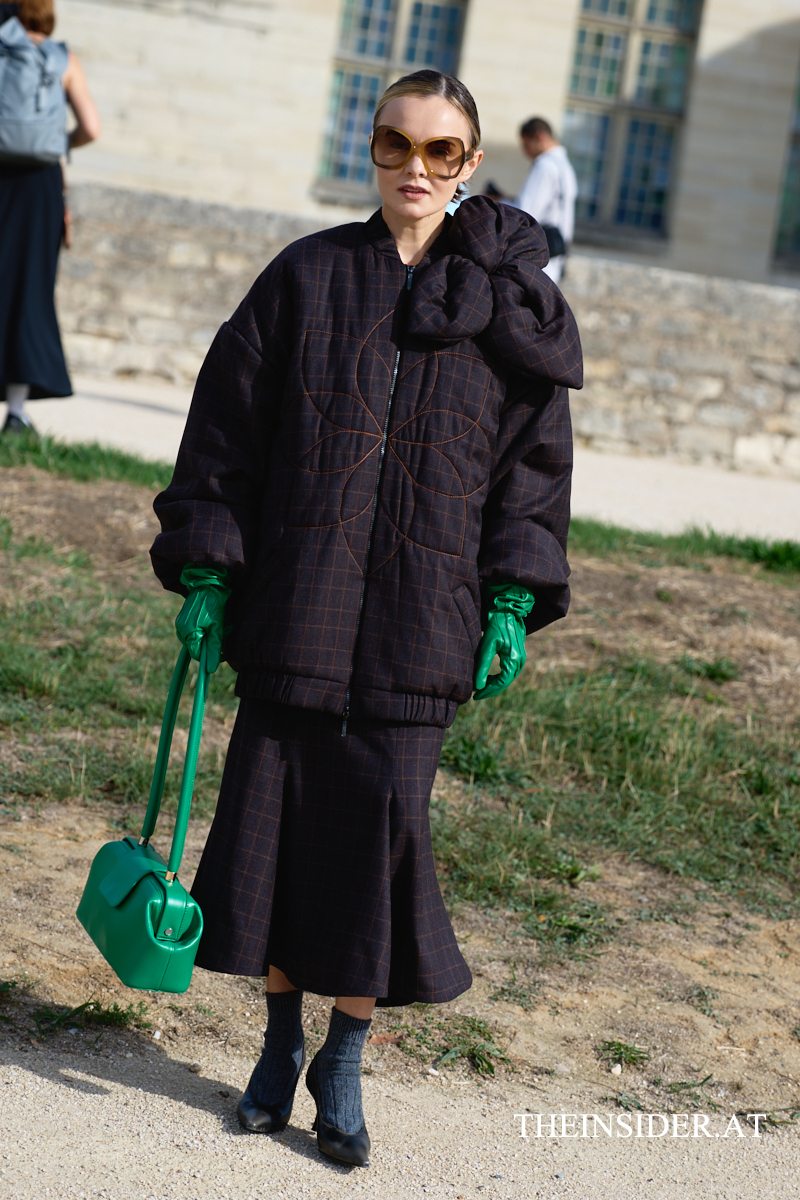 Street Style PFW SS&rsquo;27: Herbstliche Looks der G&auml;ste bei Loewe und Givenchy