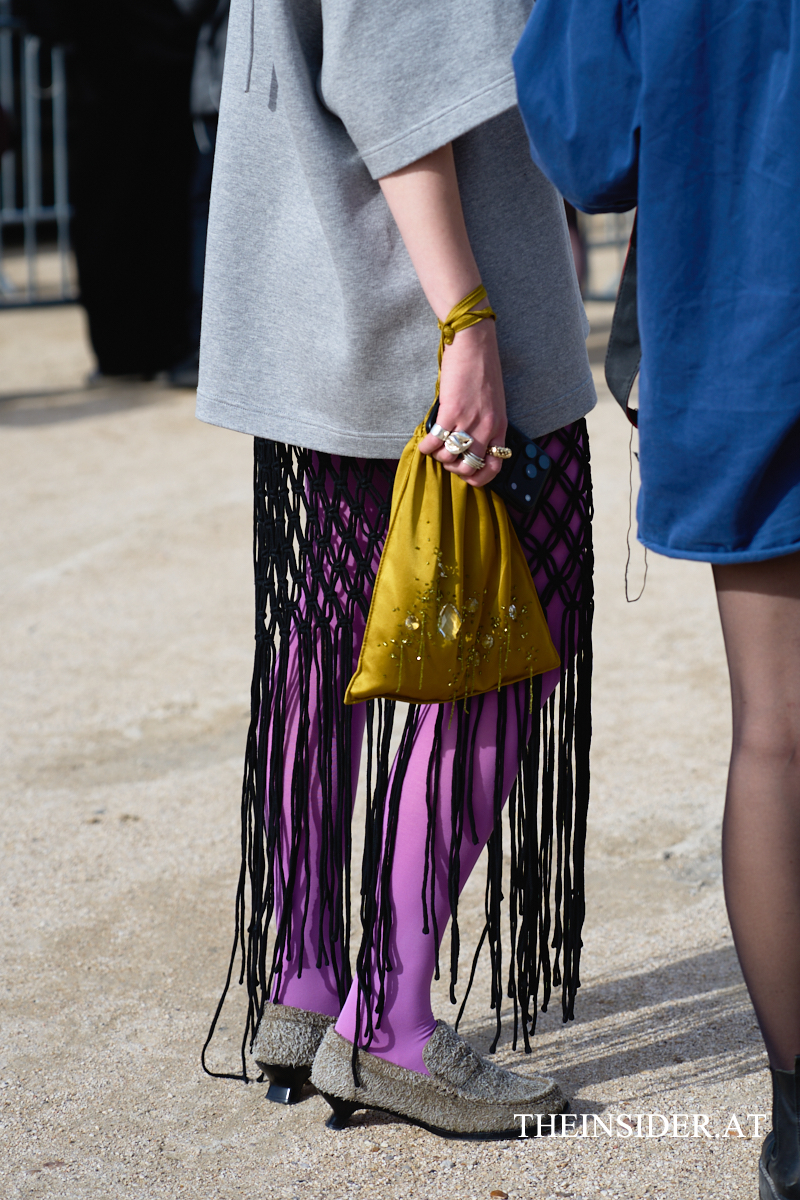 Street Style PFW SS’27: Herbstliche Looks der Gäste bei Loewe und Givenchy