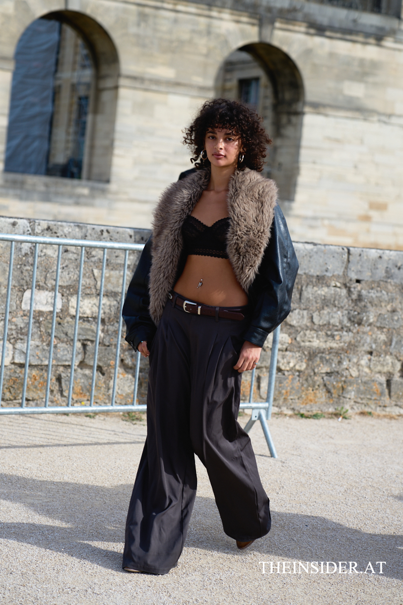 Street Style PFW SS’27: Herbstliche Looks der Gäste bei Loewe und Givenchy