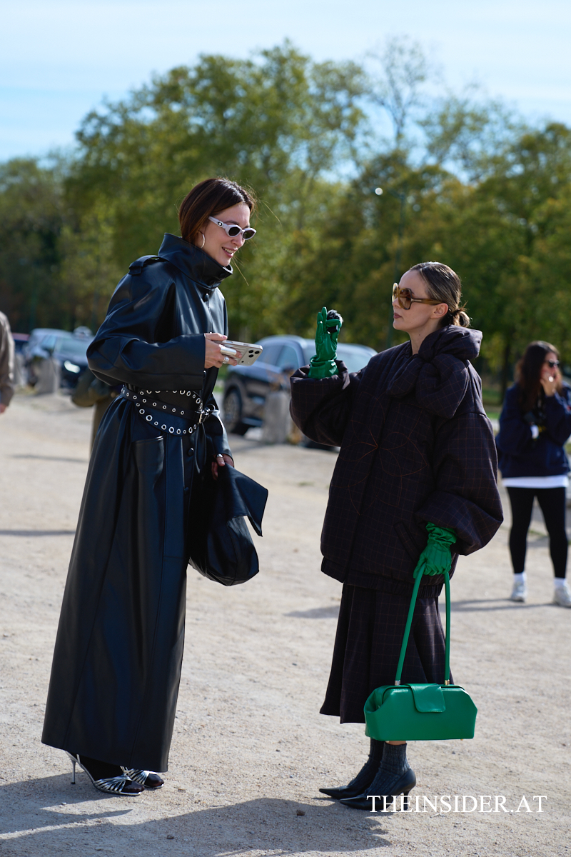 Street Style PFW SS&rsquo;27: Herbstliche Looks der G&auml;ste bei Loewe und Givenchy