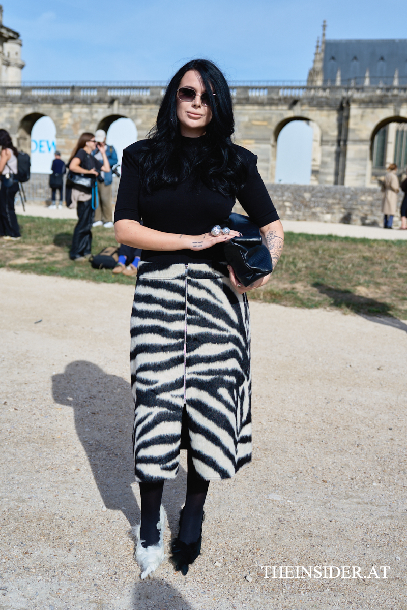 Street Style PFW SS&rsquo;27: Herbstliche Looks der G&auml;ste bei Loewe und Givenchy