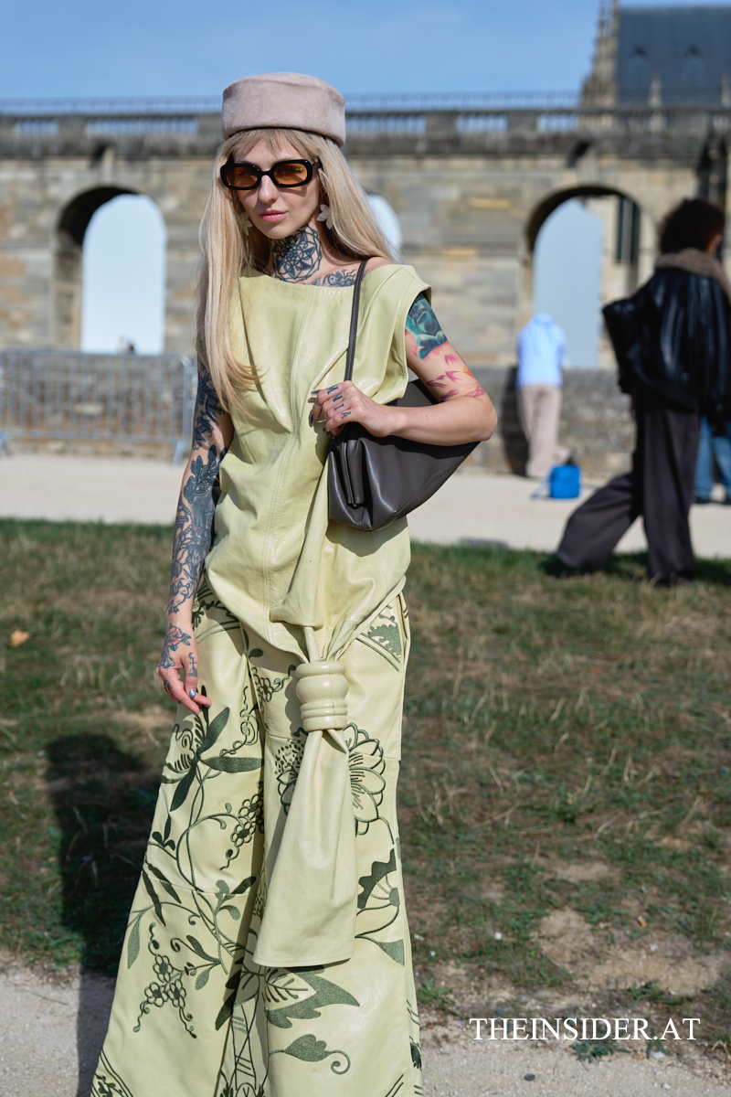 Street Style PFW SS&rsquo;27: Herbstliche Looks der G&auml;ste bei Loewe und Givenchy