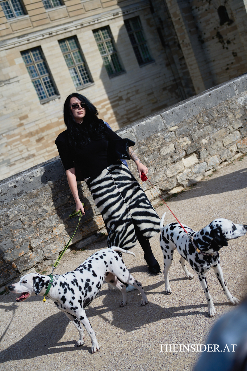 Street Style PFW SS’27: Herbstliche Looks der Gäste bei Loewe und Givenchy