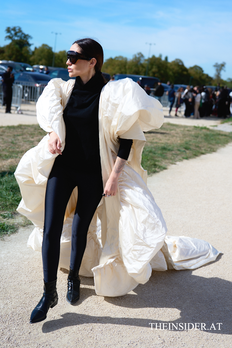 Street Style PFW SS’27: Herbstliche Looks der Gäste bei Loewe und Givenchy