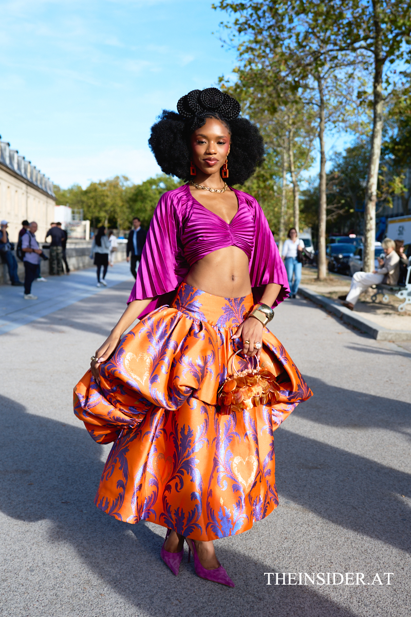 Street Style PFW SS’27: Herbstliche Looks der Gäste bei Loewe und Givenchy