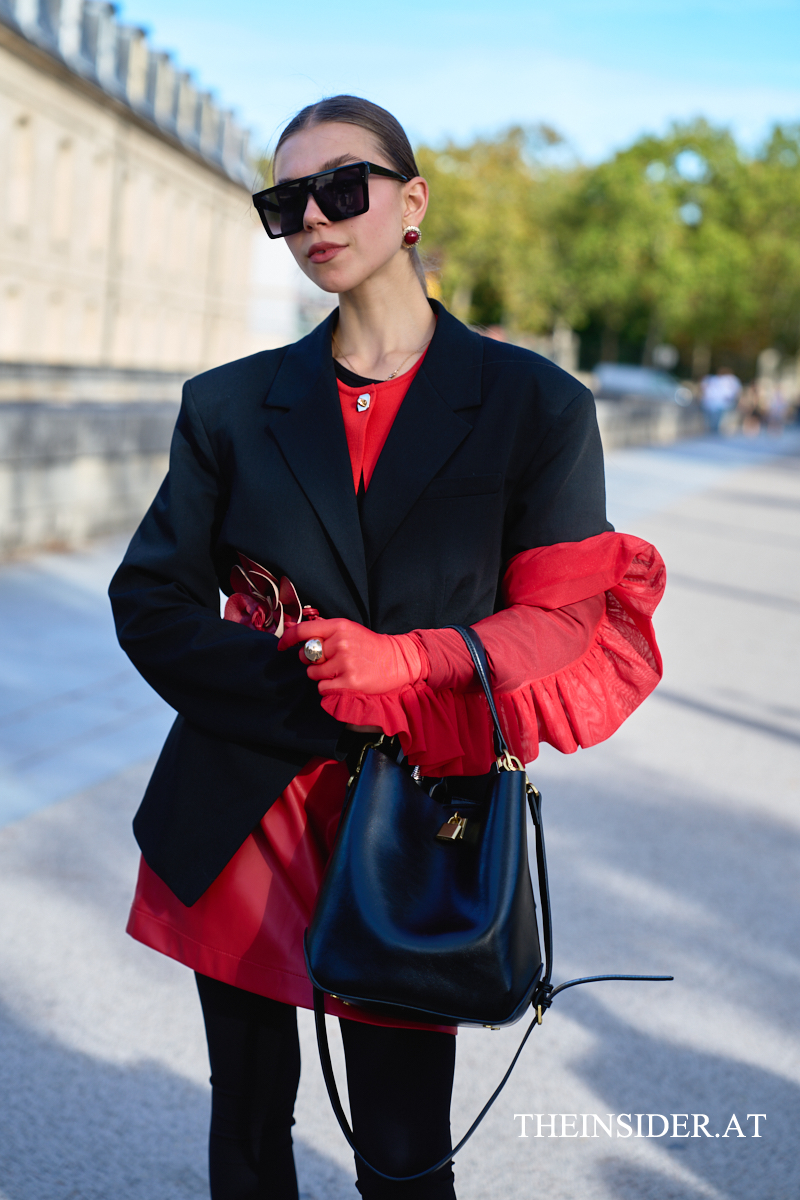 Street Style PFW SS’27: Herbstliche Looks der Gäste bei Loewe und Givenchy