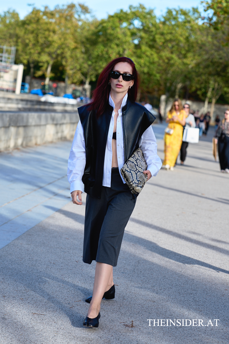 Street Style PFW SS’27: Herbstliche Looks der Gäste bei Loewe und Givenchy